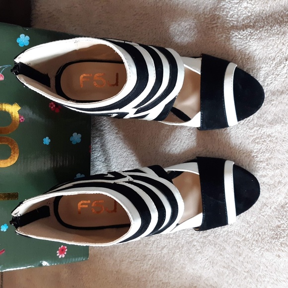 Stylish and Sexy - Picture 4 of 4